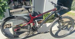 Prodám nové karbonové celoodpružené kolo zn. NS BIKES Synonym TR 2, Black/Red, vel. L 