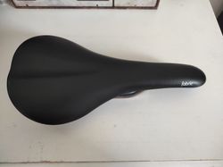 Fabric Scoop Race Titanove sedlo 142 mm