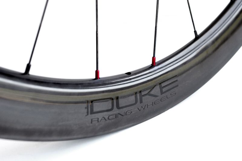 MEGA ČISTKA! all-road karbonové výplety DUKE Baccara X 48/DT SWISS 240 New/SAPIM CX-Ray 1.340 g disc