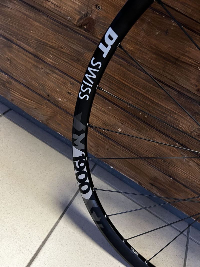 Kola DT Swiss 1900 Spline 29" Superboost