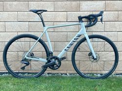 Canyon Endurace CF SL Disc 8.0 Di2 12sp., vel. L s wattmetrem a orig. předním světelným setem