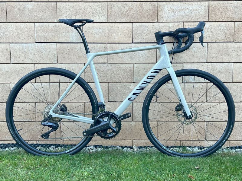 Canyon Endurace CF SL Disc 8.0 Di2 12sp., vel. L s wattmetrem a orig. předním světelným setem