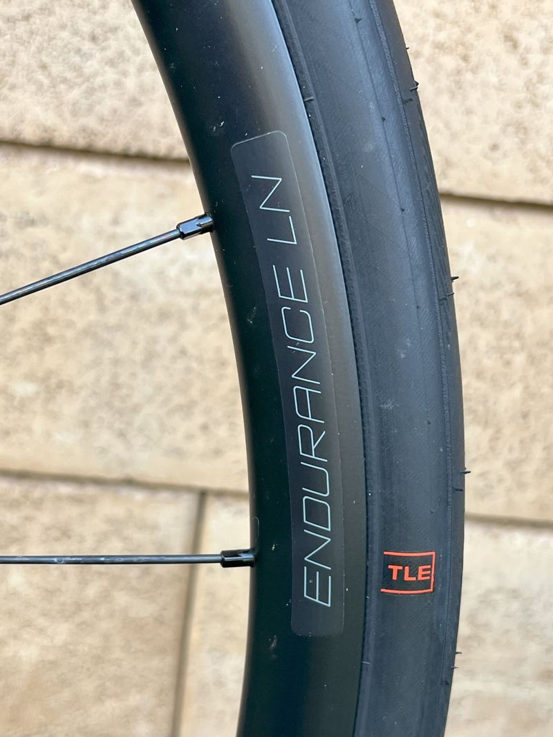 Canyon Endurace CF SL Disc 8.0 Di2 12sp., vel. L s wattmetrem a orig. předním světelným setem