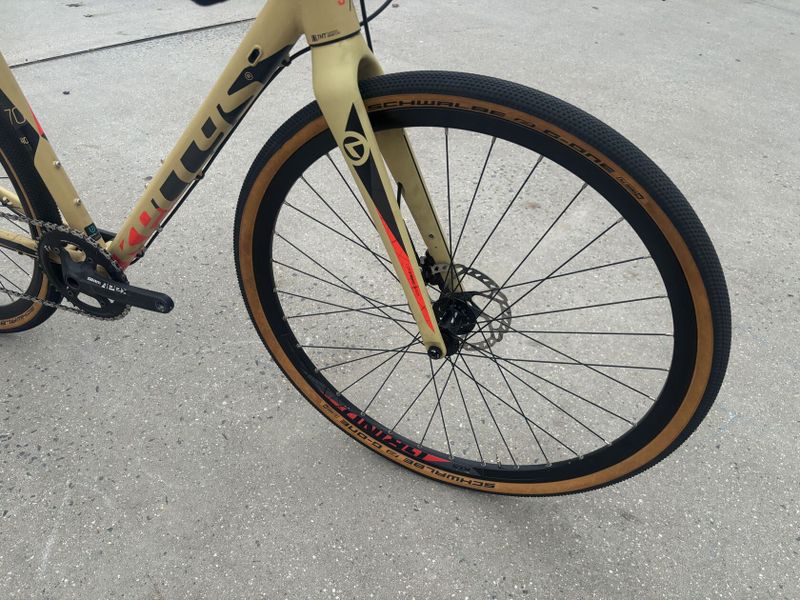 KELLYS SOOT 70, vel. 54 cm, hydraulické brzdy a řazení SRAM APEX