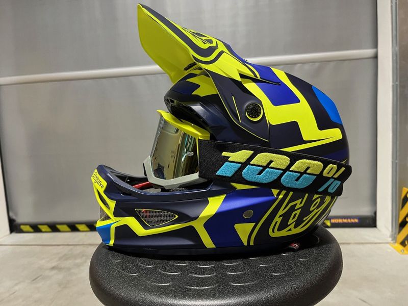 Troy Lee Designs D3 + Brýle