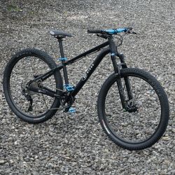 !NOVINKA! Nový - Kubikes 24S Trail AIR, 9,7kg, černá - laser blue doplňky, PLATÍ STÁLE! 