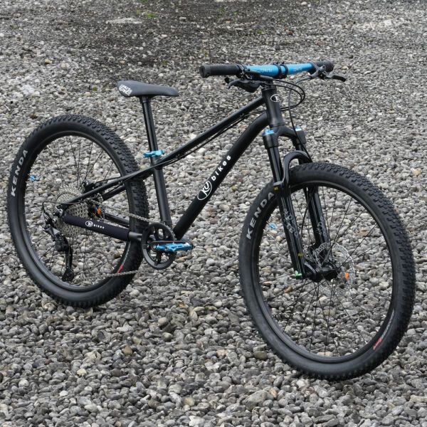 !NOVINKA! Nový - Kubikes 24S Trail AIR, 9,7kg, černá - laser blue doplňky, PLATÍ STÁLE! 