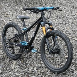 NOVINKA! NOVÝ! Kubikes 20S MTB DISC, 8,8kg, černá - laser blue doplňky, PLATÍ STÁLE!