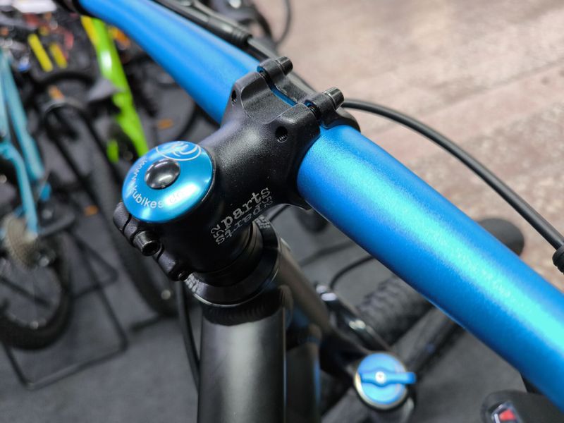 NOVINKA! NOVÝ! Kubikes 20S MTB DISC, 8,8kg, černá - laser blue doplňky, PLATÍ STÁLE!