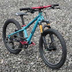 NOVINKA! NOVÝ! Kubikes 20S MTB DISC, 8,8kg, tyrkys - laser red doplňky, PLATÍ STÁLE!