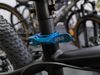 NOVINKA! NOVÝ! Kubikes 26 TRAIL AIR, 10,5kg, černá - laser blue doplňky, PLATÍ STÁLE!