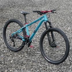 NOVINKA! NOVÝ! Kubikes 26 TRAIL AIR, 10,5kg, tyrkys - laser red doplňky, PLATÍ STÁLE!