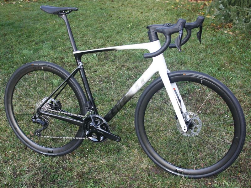 GIANT Defy Advanced 1 Di2 2024 - endurance silniční kolo s karbonovým rámem - NOVÉ