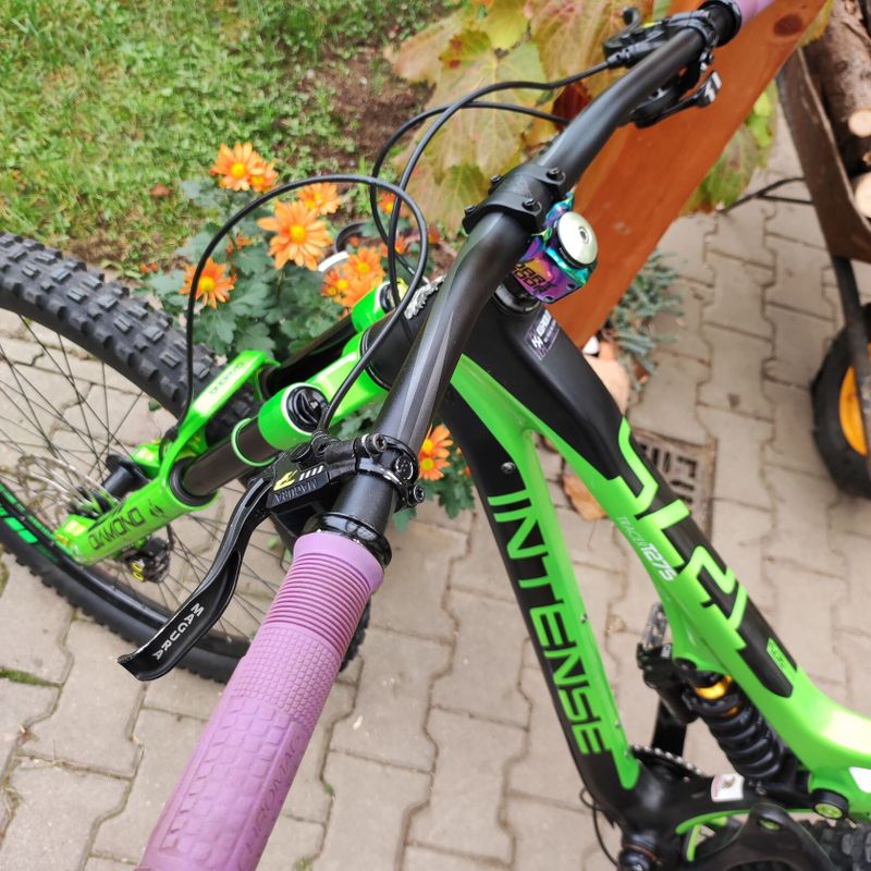 Prodám enduro celoodpružené kolo trail karbon rám sjezdové carbon Intense tracker T275 allmountain