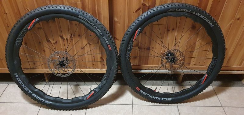 Zapletená karbonová kola Quai+nové bezdušové pláště Schwalbe Racket Ron+vložka Tubolight