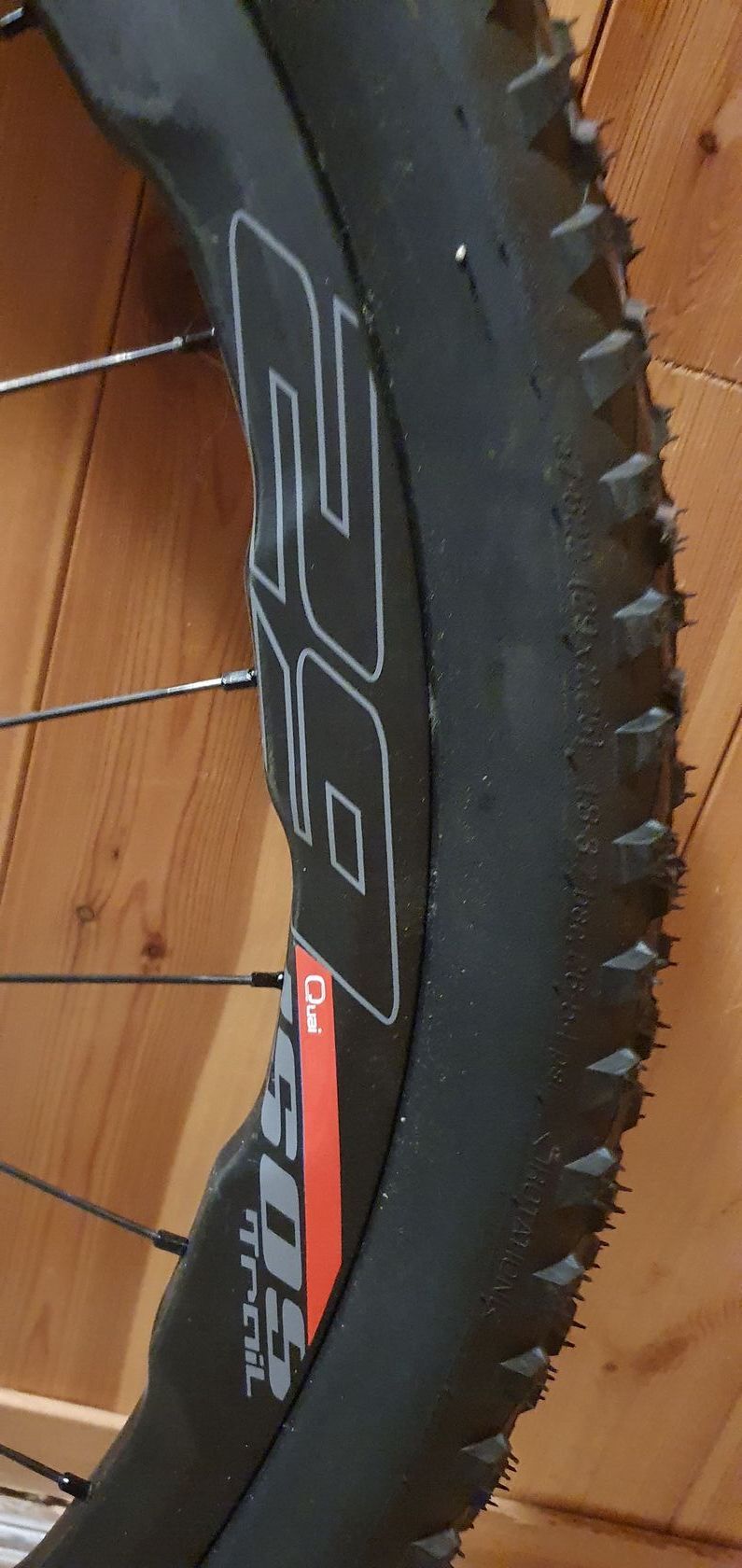 Zapletená karbonová kola Quai+nové bezdušové pláště Schwalbe Racket Ron+vložka Tubolight