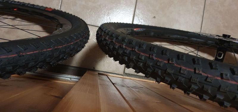 Zapletená karbonová kola Quai+nové bezdušové pláště Schwalbe Racket Ron+vložka Tubolight