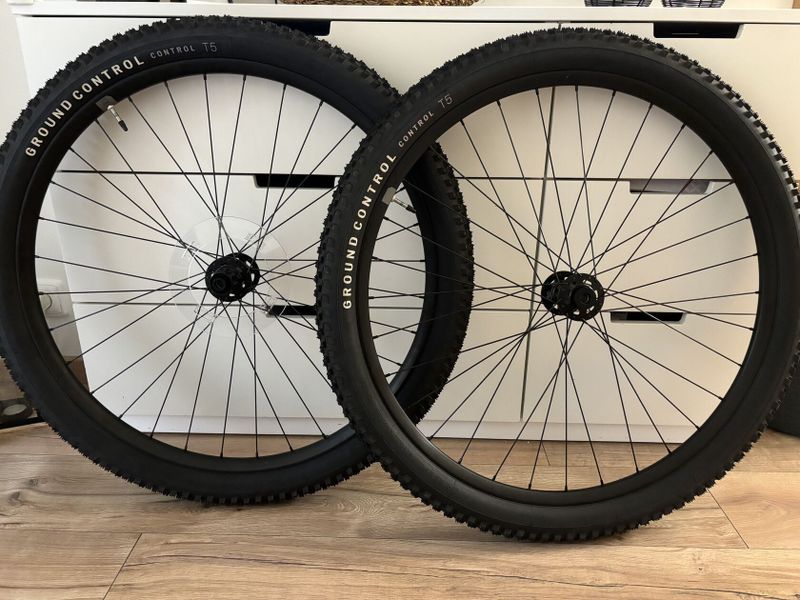 Nová kola Specialized s plášti,sundané z elektrokola