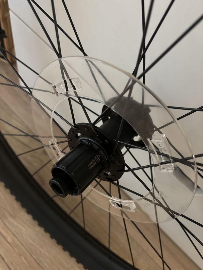 Nová kola Specialized s plášti,sundané z elektrokola