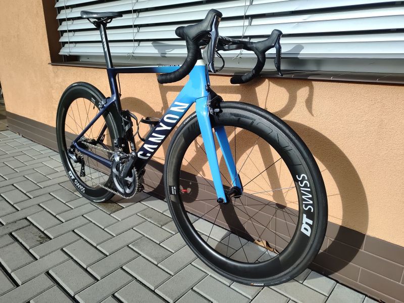 Canyon Aeroad CF SL Ultegra Di2 v barvách Movistar