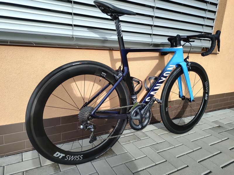 Canyon Aeroad CF SL Ultegra Di2 v barvách Movistar