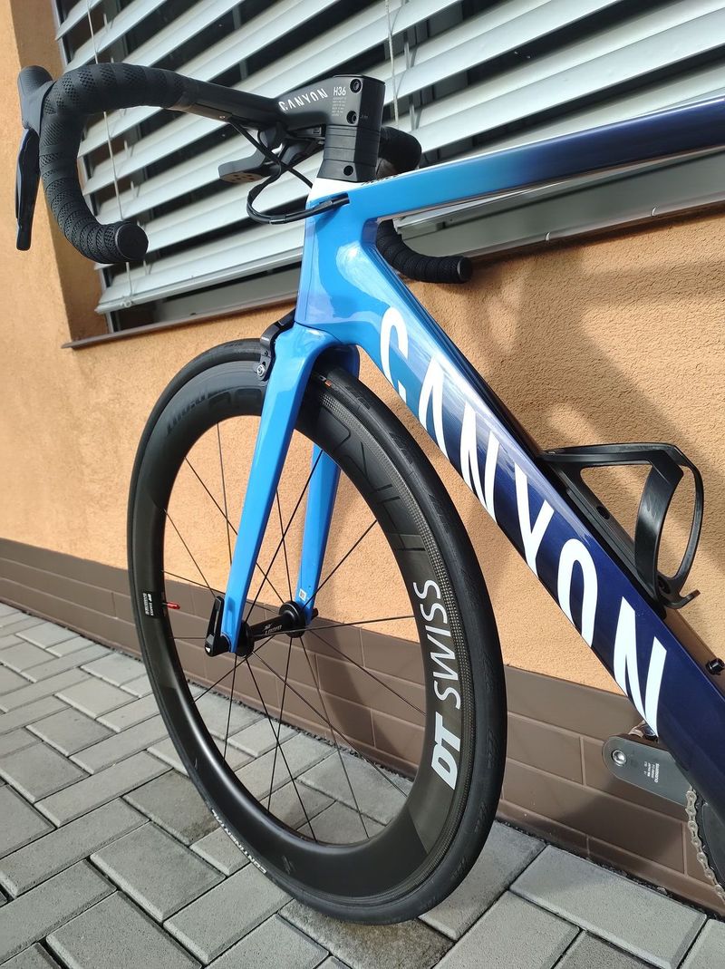 Canyon Aeroad CF SL Ultegra Di2 v barvách Movistar