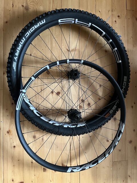 pár kol RACE FACE ATLAS, naboje Vault 414 a 422, 6-díra, ořech Sram XDR, 15x110, 12x148