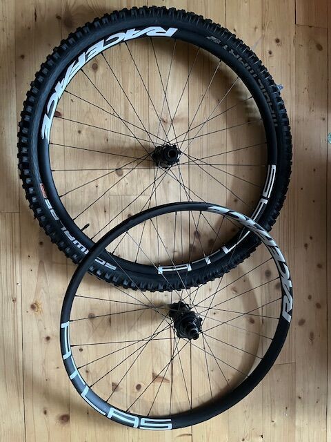 pár kol RACE FACE ATLAS, naboje Vault 414 a 422, 6-díra, ořech Sram XDR, 15x110, 12x148