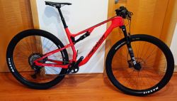 Špičkové závodní cross-country kolo MERIDA Ninety-Six RC XT Glossy Race Red