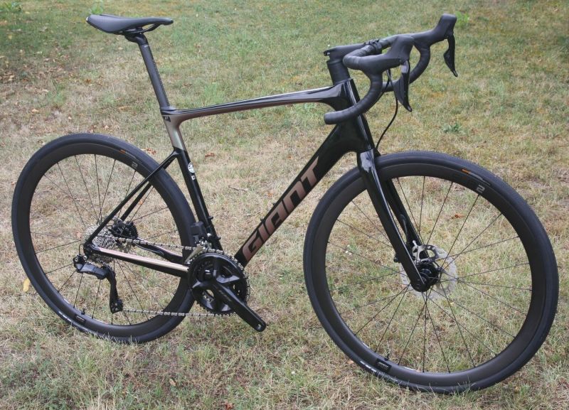 GIANT Defy Advanced Pro 2 Di2 2023, 2024 - endurance silniční kolo s karbonovým rámem - NOVÉ