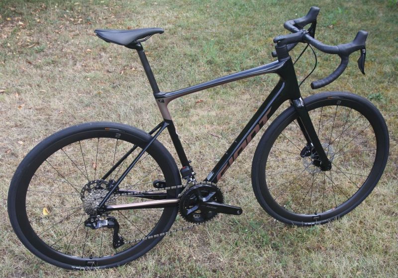 GIANT Defy Advanced Pro 2 Di2 2023, 2024 - endurance silniční kolo s karbonovým rámem - NOVÉ