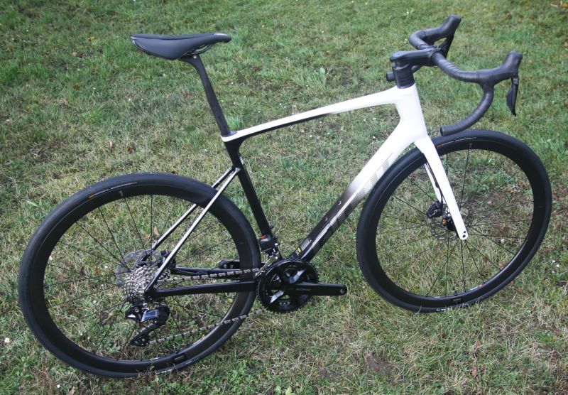 GIANT Defy Advanced Pro 2 Di2 2023, 2024 - endurance silniční kolo s karbonovým rámem - NOVÉ