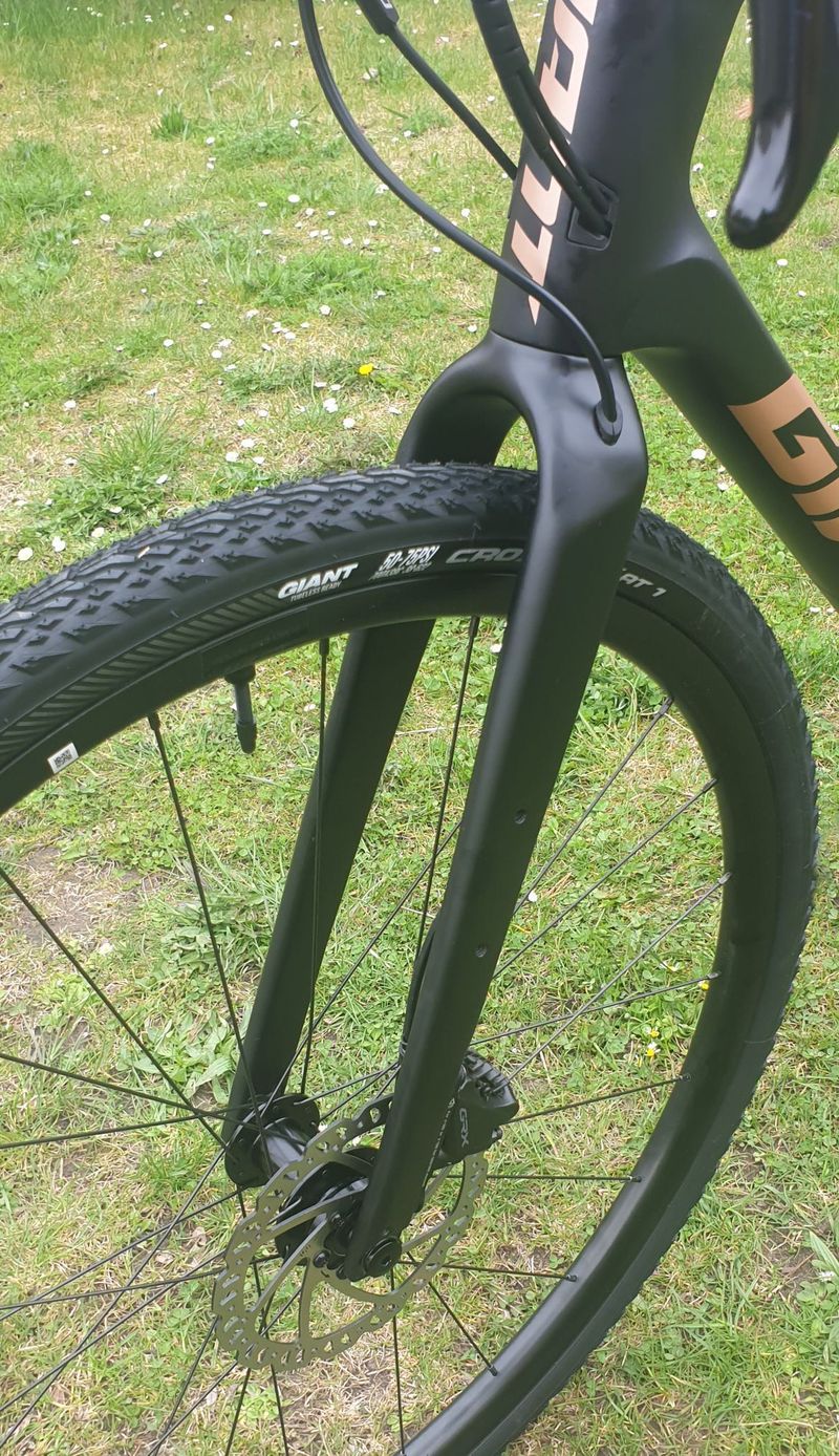 GIANT Revolt Advanced 3 2023 - velmi pohodlný gravel s karbonovým rámem – NOVÝ