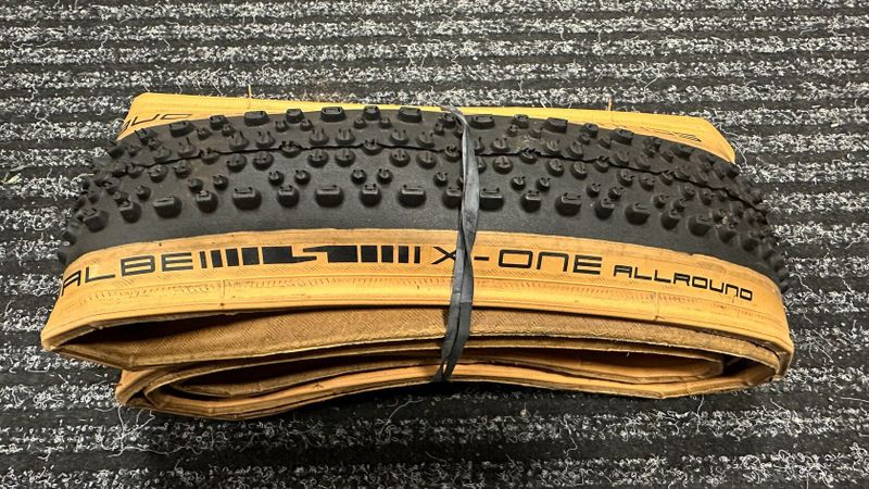 Plášť Schwalbe X-One TLE - 35-622 - hnědý bok 