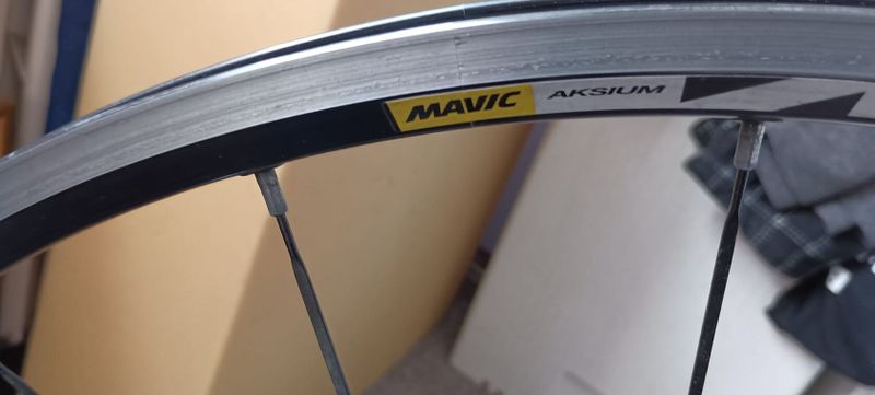 Prodám zadní Bontrager carbon AEOLUS a přední Mavic Aksium