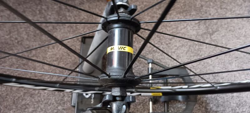 Prodám zadní Bontrager carbon AEOLUS a přední Mavic Aksium