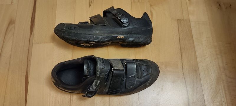 MTB tretry GIRO s podrážkou Vibram, délka vnitřní vložky 28,5 cm