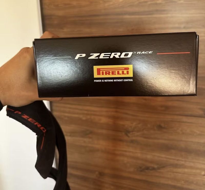 2 kusy Silničních plášťu Pirelli P ZERO™ Race Colour RED 28mm