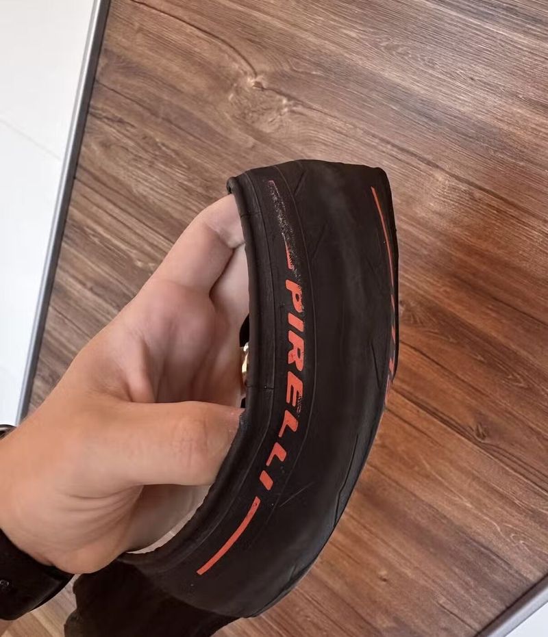 2 kusy Silničních plášťu Pirelli P ZERO™ Race Colour RED 28mm