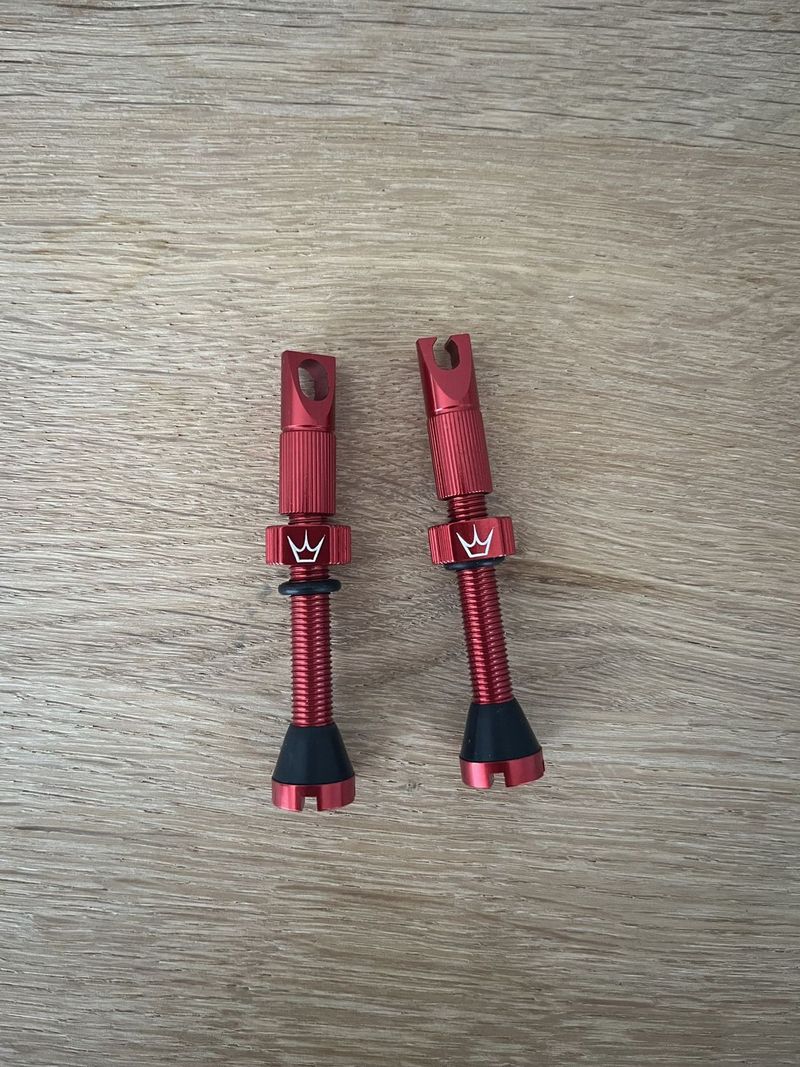 Bezdušové ventilky Peaty's X Chris King (Mk2) Red Tubeles 42mm