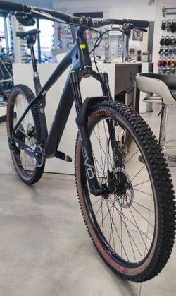 Prodám nové MTB 29 Rock Machine Blizz CRB 90-29 AXS Stealth Black / 29x19" (L) cena 74990 Kč