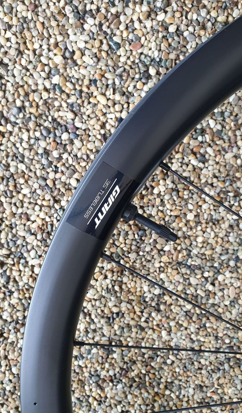 GIANT CXR-2 Carbon Disc Hookless – odolná karbonová disková kola pro gravel biky - NOVÁ