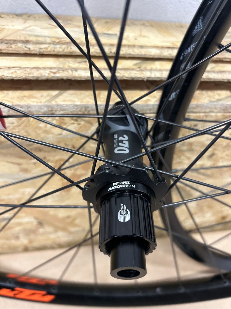 Nová zapletená MTB 29” kola DT M 1900 SPLINE v designu KTM