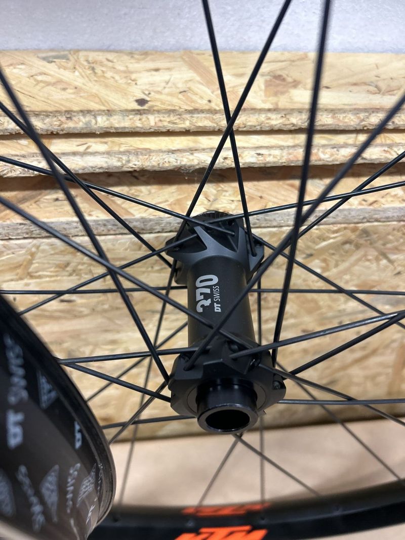 Nová zapletená MTB 29” kola DT M 1900 SPLINE v designu KTM