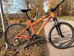 B'TWIN ROCKRIDER 340 Vel.: S, nastaveno na 168 cm