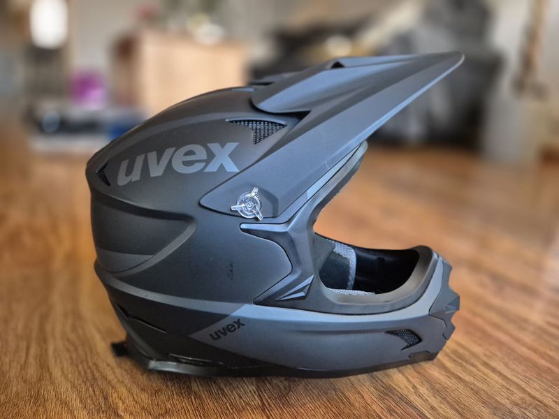 Freeride integrální helma Uvex HLMT 10 + brýle FOX