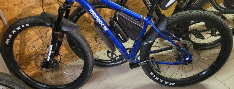 FAT BIKE Mongoose Argus Comp, odpružená vidlice + obutá kola 29"