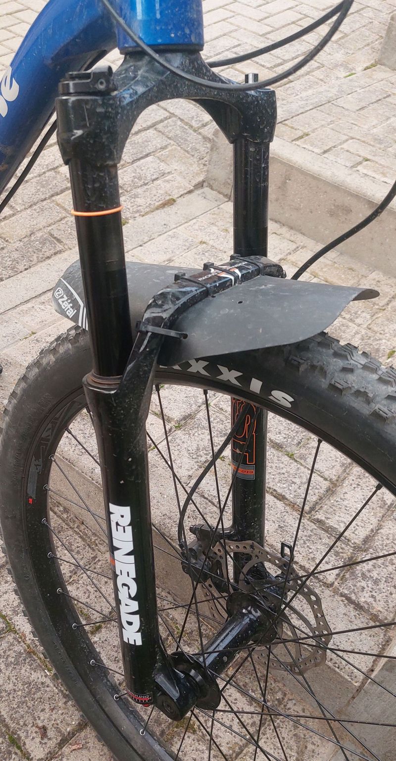 FAT BIKE Mongoose Argus Comp, odpružená vidlice + obutá kola 29"