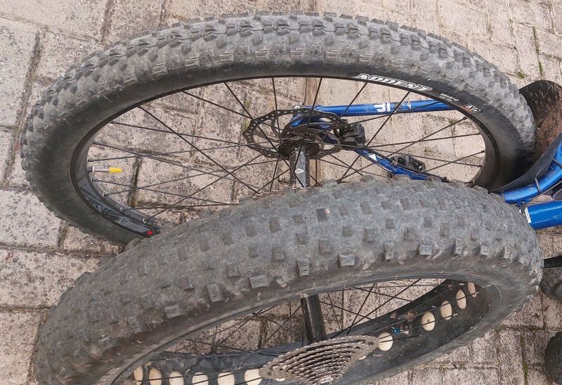 FAT BIKE Mongoose Argus Comp, odpružená vidlice + obutá kola 29"