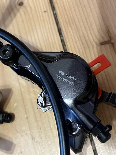 Nové brzdy Shimano Deore XT BR-M8100, dvoupísty, 90/170cm